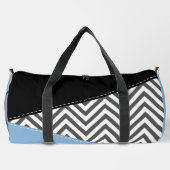 灰色のジグザグ、灰色のシェブロン、ジグザグのパターン、青 ダッフルバッグ (裏面)