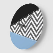 灰色のジグザグ、灰色のシェブロン、ジグザグのパターン、青 ラージ壁時計 (傾斜)