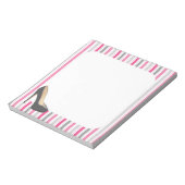 灰色のスティレットをストライプ持つピンクとグレーの ノートパッド (回転)