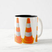 灰色のストライプが付いている交通円錐形 ツートーンマグカップ (正面右)