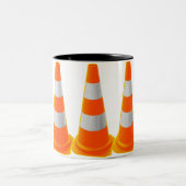灰色のストライプが付いている交通円錐形 ツートーンマグカップ (中央)