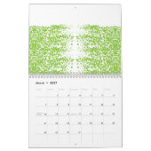 灰色のセーターと眼鏡を着た女性が座っている カレンダー (3月 2027)