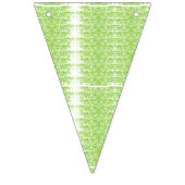 灰色のセーターと眼鏡を着た女性が座っている バンティングフラッグ (第1の旗)