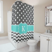 灰色のティール(緑がかった色)の水玉模様のシェブロンのモノグラムのイニシャル シャワーカーテン (インサイチュ)