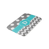 灰色のティール(緑がかった色)はシェブロンのモノグラムのバス・マットに点を打ちます バスマット (アングル)