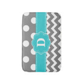 灰色のティール(緑がかった色)はシェブロンのモノグラムのバス・マットに点を打ちます バスマット (正面縦)