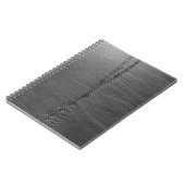 灰色のテキスタイル上の銀の鎖リンク ノートブック (左側)