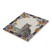 灰色のトラ猫とオレンジ色の赤い花のフローラルキャット タイル (側面)