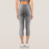 灰色のバロックの花縁どの模様 カプリレギンス (裏面)