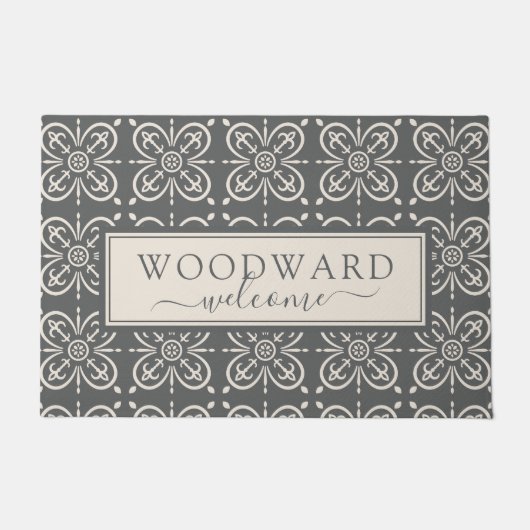 灰色のパーソナライズされた幾何学的タイルパターンへようこそ ドアマット (正面)