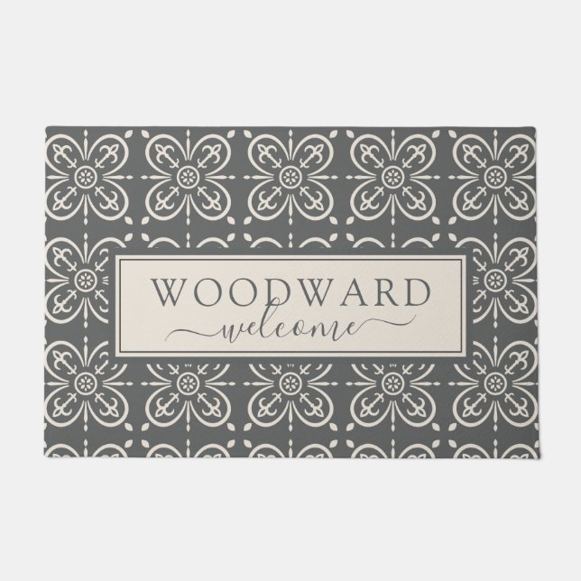 灰色のパーソナライズされた幾何学的タイルパターンへようこそ ドアマット (正面)