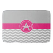 灰色のピンクのシェブロン バスマット (正面)
