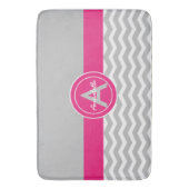 灰色のピンクのシェブロン バスマット (正面縦)