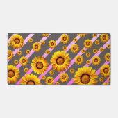 灰色のピンクの花に美しい黄色のストライプ花 デスクマット (正面)