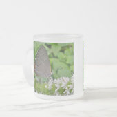 灰色のヘアストリークバタフライ フロストグラスマグカップ (正面左)