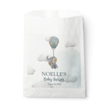 灰色のベビーゾウ、雲の中の熱気球