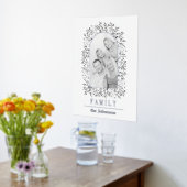 灰色のベリーと葉のアーチと写真家族の銀 箔ポスター (レイダウン (キッチン))