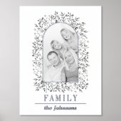 灰色のベリーと葉のアーチと写真家族の銀 箔ポスター (正面)