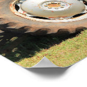 灰色のホイールを持つ小さな赤いトラクター ポスター (角)