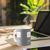 灰色のホワイトモノグラムの名前ビジネスロゴ コーヒーマグカップ