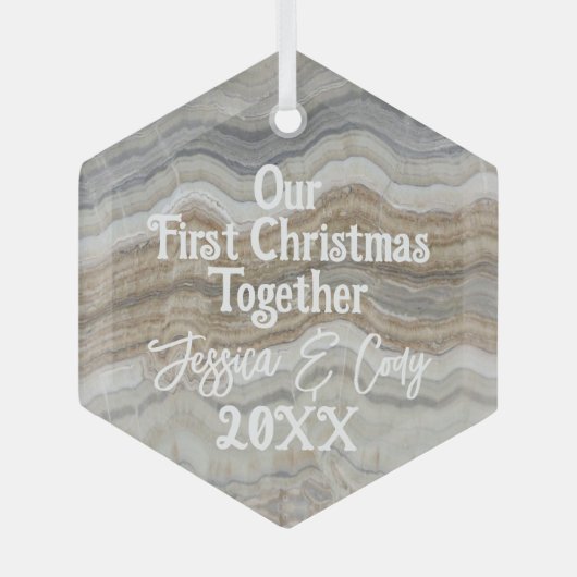 灰色のモダン大理石と私たちの初めてのクリスマス ガラスオーナメント (正面)