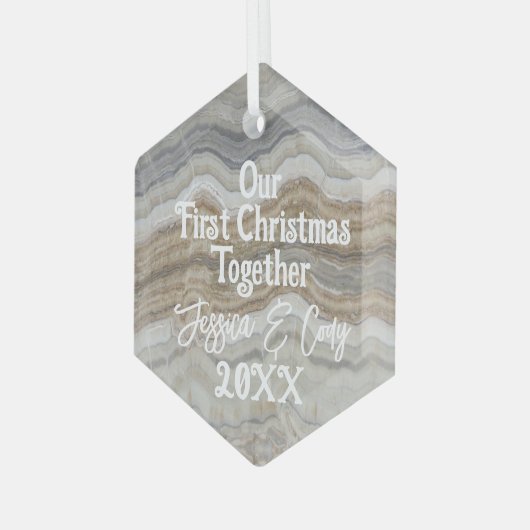 灰色のモダン大理石と私たちの初めてのクリスマス ガラスオーナメント (正面左)