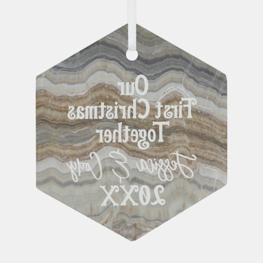 灰色のモダン大理石と私たちの初めてのクリスマス ガラスオーナメント (裏面)