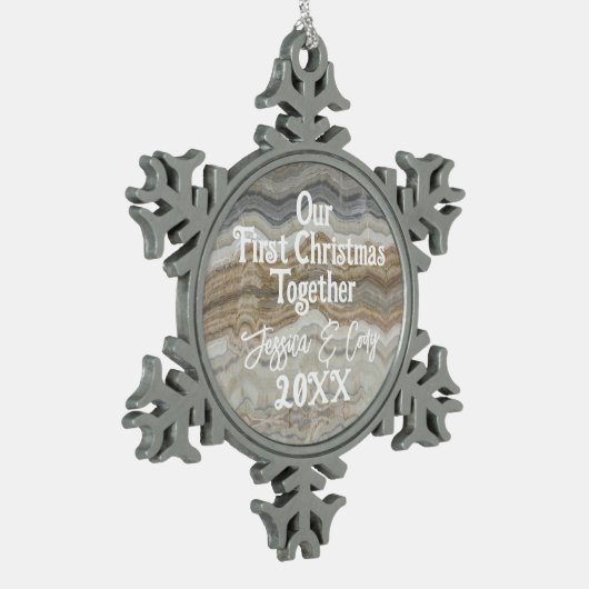 灰色のモダン大理石と私たちの初めてのクリスマス スノーフレークピューターオーナメント (左)