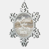 灰色のモダン大理石と私たちの初めてのクリスマス スノーフレークピューターオーナメント (右)