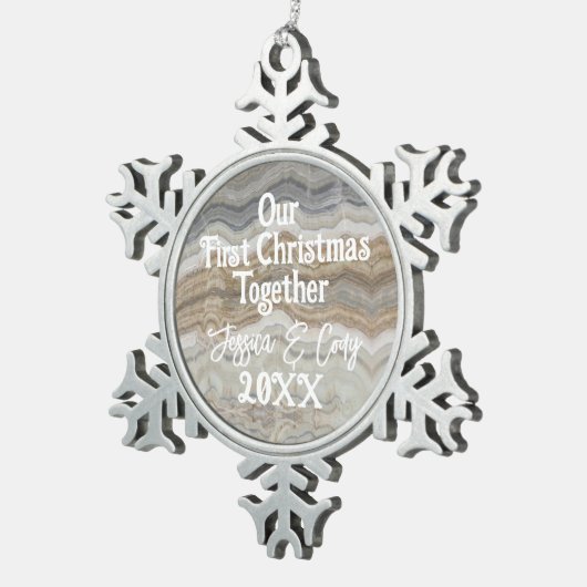 灰色のモダン大理石と私たちの初めてのクリスマス スノーフレークピューターオーナメント (右)