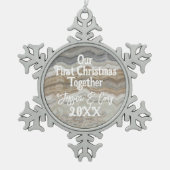 灰色のモダン大理石と私たちの初めてのクリスマス スノーフレークピューターオーナメント (正面)