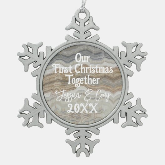 灰色のモダン大理石と私たちの初めてのクリスマス スノーフレークピューターオーナメント (正面)