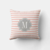 灰色のモノグラムが付いている赤面のピンクのストライプ クッション (裏面)