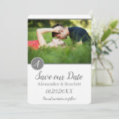 灰色のモノグラム写真の日付を保存 案内状 (スタンド正面)