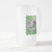 灰色のリスによって曇らされるビールのジョッキ フロストグラスビールジョッキ (正面右)