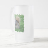 灰色のリスによって曇らされるビールのジョッキ フロストグラスビールジョッキ (正面左)