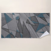 灰色の三角形の切り出しで粗い濃い青の部分 ビーチタオル (正面)