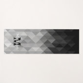 灰色の三角形の幾何学的な正方形パターンモノグラム ヨガマット (正面(横))