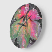 灰色の中の輝き – 秋の葉 ラージ壁時計 (傾斜)