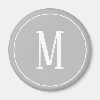 灰色の丸い磁石にモノグラムホワイト マグネット