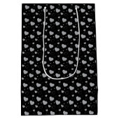 灰色の光沢のあるハートかわいいロマンチックなパターン ミディアムペーパーバッグ (裏面)