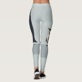 灰色の基壇を横切るかわいいペンギンの家族 レギンス (裏面)