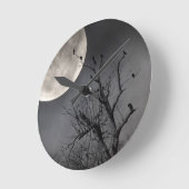 灰色の夜とカラス ラウンド壁時計 (傾斜)