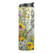 灰色の子ネコが花に座る タンブラー (回転左)