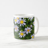 灰色の小石のある黄色の白いマルガリータの花 コーヒーマグカップ (正面右)