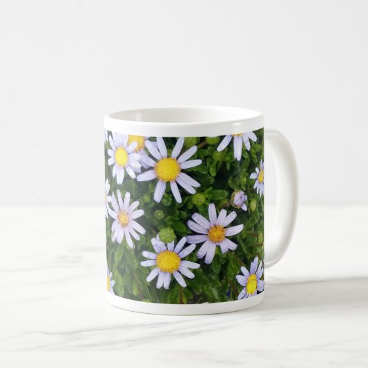 灰色の小石のある黄色の白いマルガリータの花 コーヒーマグカップ (正面右)