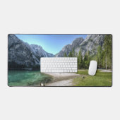 灰色の山を見せる人がいるデスクマット デスクマット (キーボード&マウス)