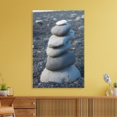 灰色の岩の積み重なったビーチ キャンバスプリント (インサイチュ (リビング))