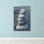 灰色の岩の積み重なったビーチ キャンバスプリント (インサイチュ (ウッドフロア))