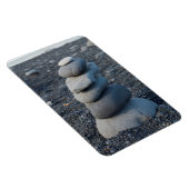 灰色の岩の積み重なったビーチ マグネット (右側)